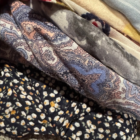 Bundle of Scarves - Picture 6 of 6